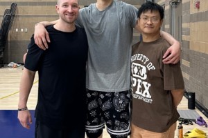 星空体育官网-将加盟篮网！训练师晒和曾凡博合照：你该去布鲁克林办正事啦！